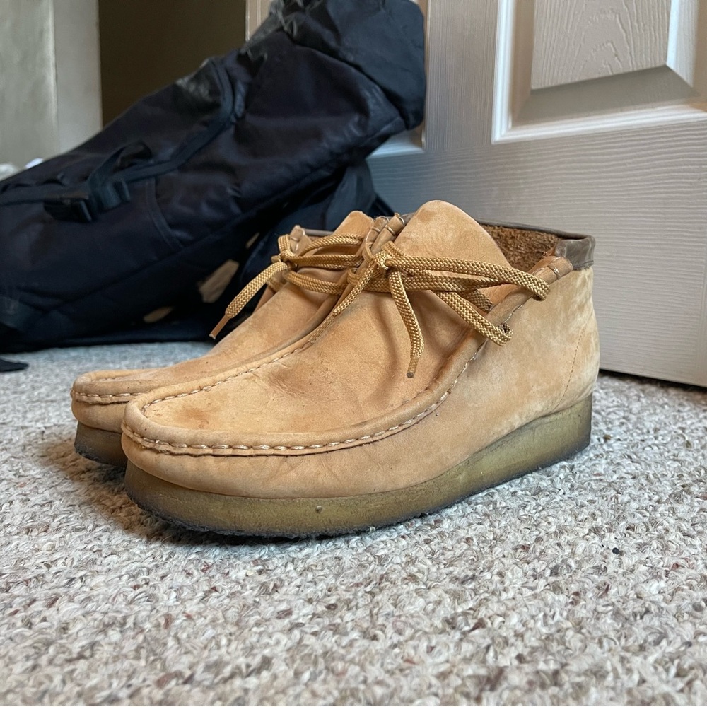 Men’s Clark Wallabee Chukka size 9